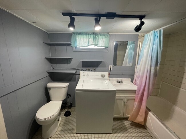 Building Photo - 609 Sager St