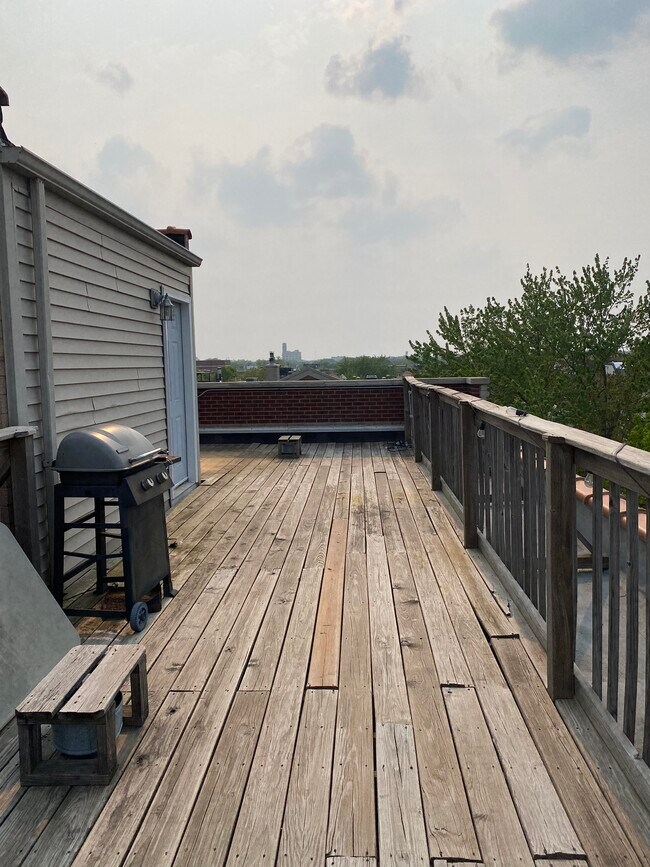 Dedicated rooftop deck - 3329 N Sheffield Ave