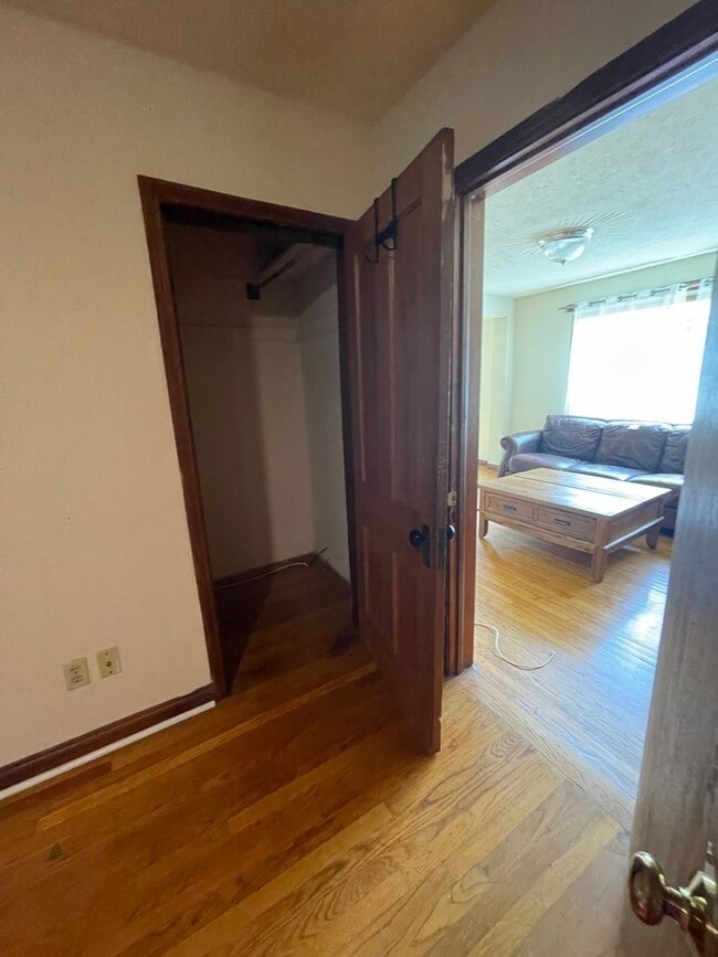 Building Photo - 4 bedroom 1 1/2 bath single family house with yard.