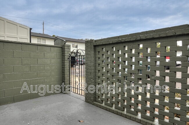 Building Photo - 1402 Arsenal Ave