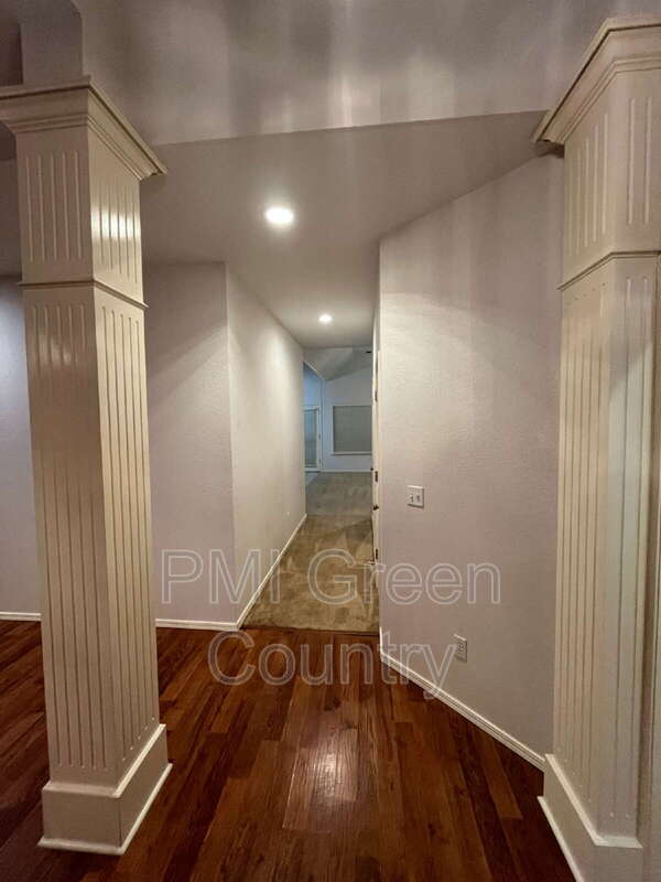 Building Photo - 305 N Aster Pl