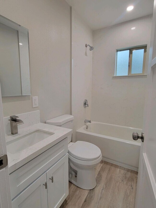 Building Photo - 2221