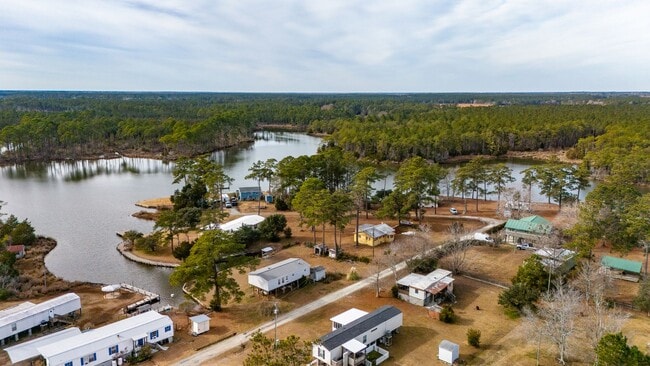 Building Photo - Quiet Getaway