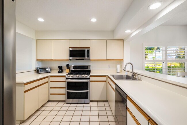 Building Photo - 270 Vista Royale Cir E