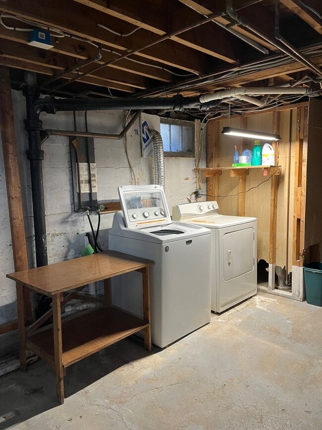 Building Photo - Three Bedroom Cape for Rent in Great Portland Neighborhood!