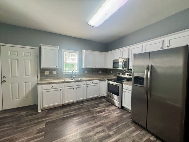 Building Photo - 4bedroom with Master on the Main!