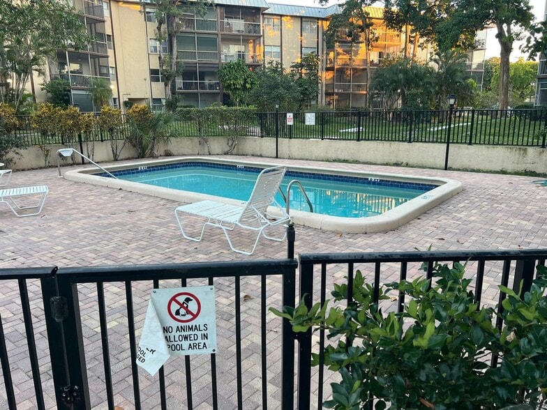 Building Photo - 6301 N Falls Cir Dr