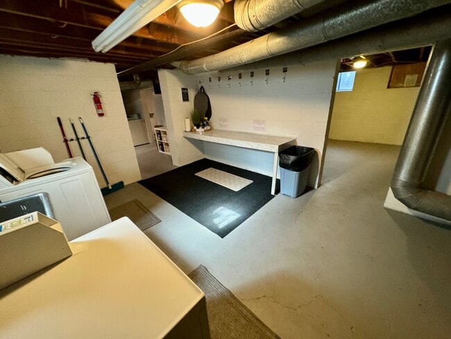 Building Photo - 1 Bedroom- Grandview Area
