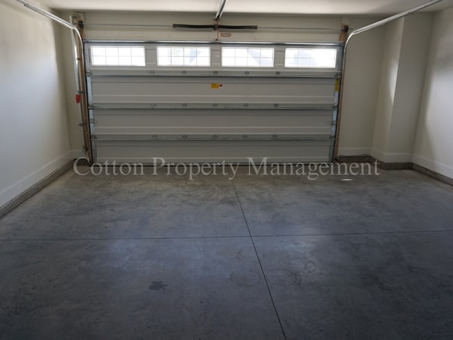 Building Photo - 33 Meon Ln