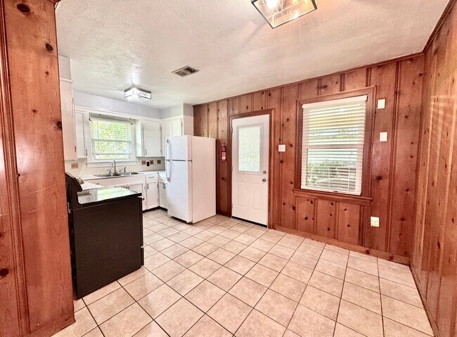 Building Photo - 2428 Orpine Ave