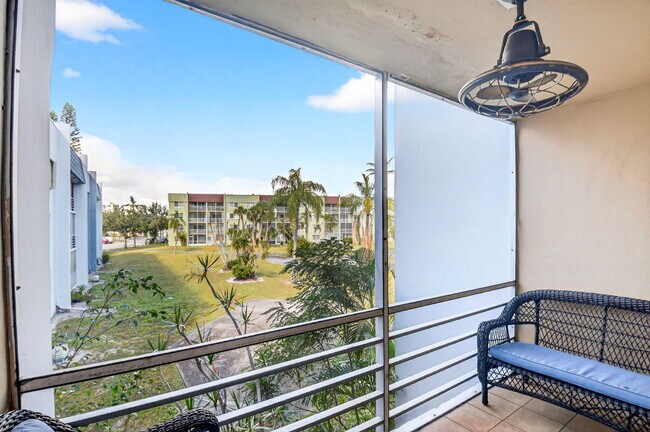 Building Photo - 1630 Embassy Dr