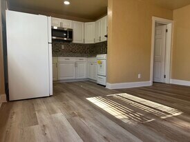 Building Photo - 124 S Oleander Ave