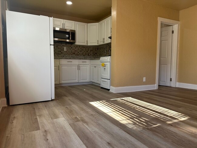 Building Photo - 124 S Oleander Ave