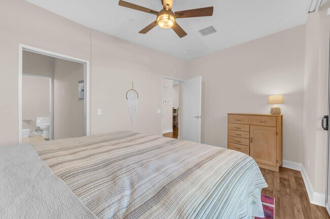 Building Photo - 3657 Quiet Side St