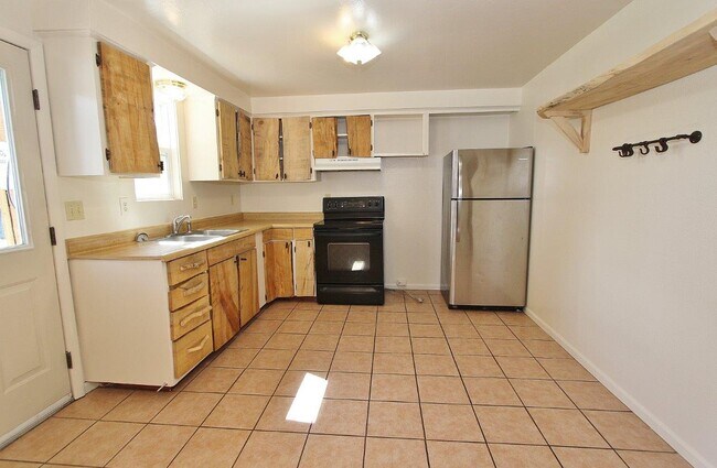 Building Photo - 816 S Wardwell Ave