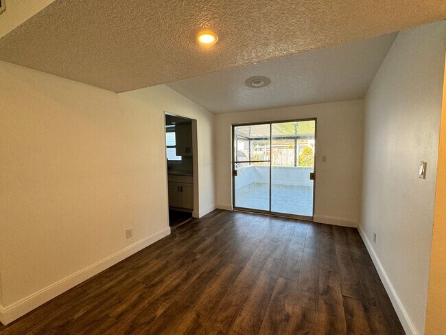 Building Photo - Fully Renovated 3 Bed/ 2 Bath Available Now!