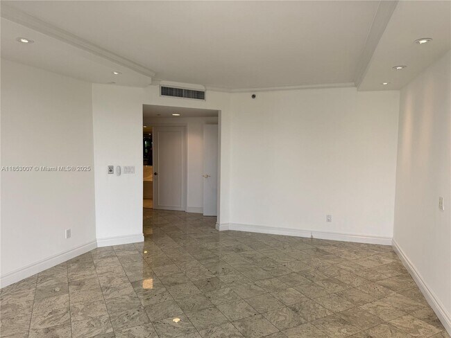 Building Photo - 2600 Island Blvd