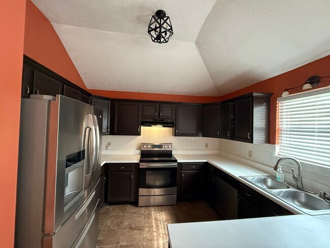 Building Photo - Charming Open-Concept Home in LaVergne