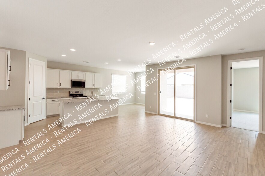 Building Photo - 36033 W San Clemente Ave