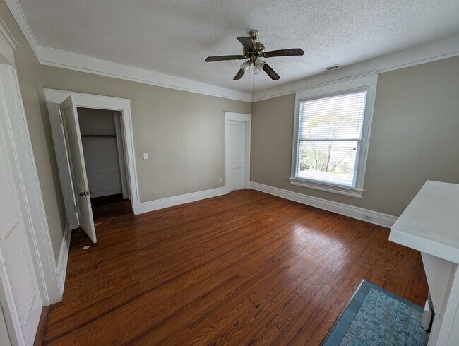 Building Photo - Huge 4 bedroom in prime downtown location!