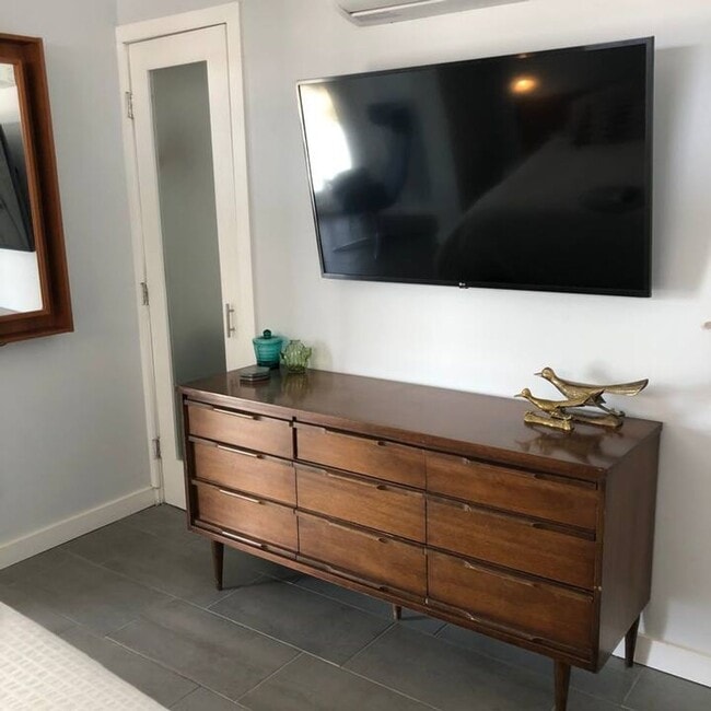 Building Photo - GORGEOUS 2 BED 2 BATH HOME WITH 1 BED 1 BA...