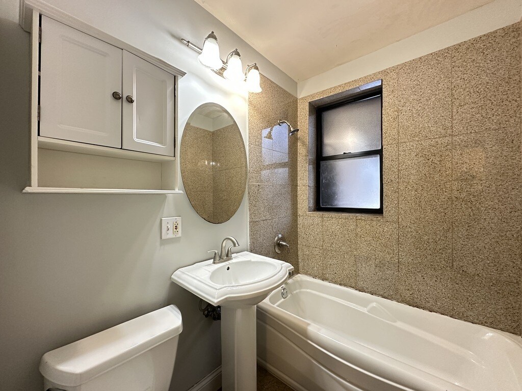 Building Photo - 736 W Addison St