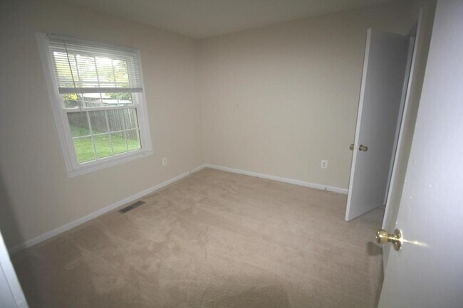 Building Photo - 605 W Maple Ave