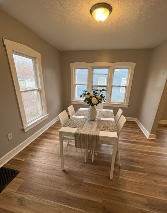 Building Photo - 2 Bed House for Rent!