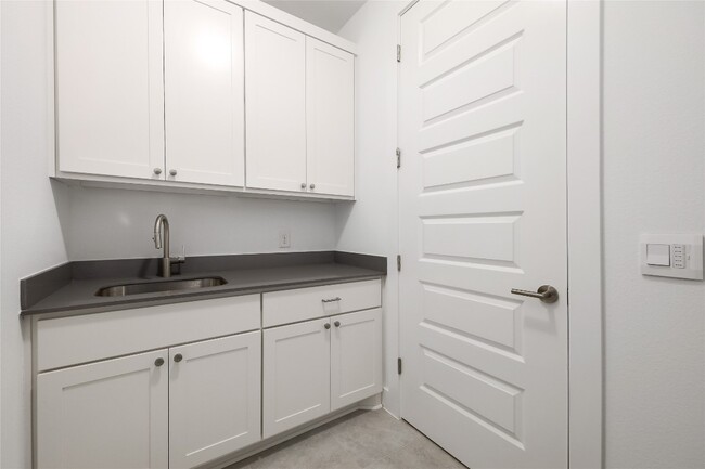 Building Photo - 4703 Unity Cir