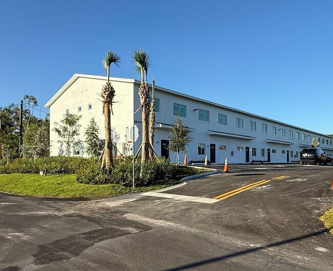 Building Photo - 4955 Serafica Dr