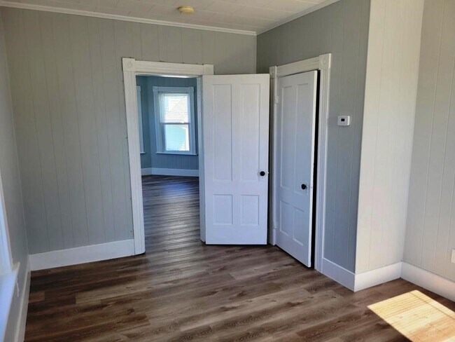 Building Photo - 73 1/2 Esther St