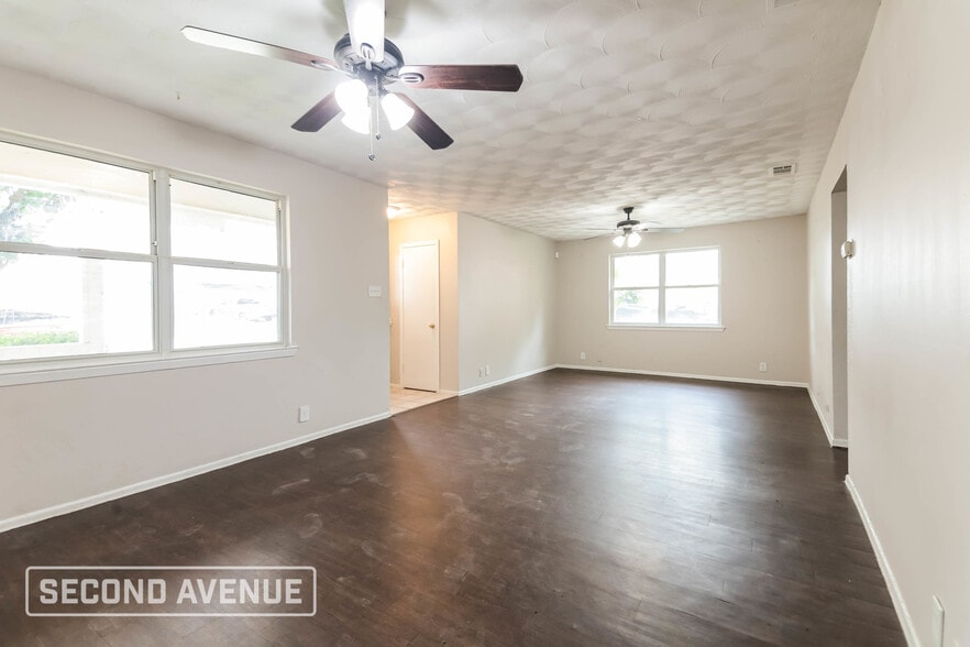 Building Photo - 802 Memorial Dr