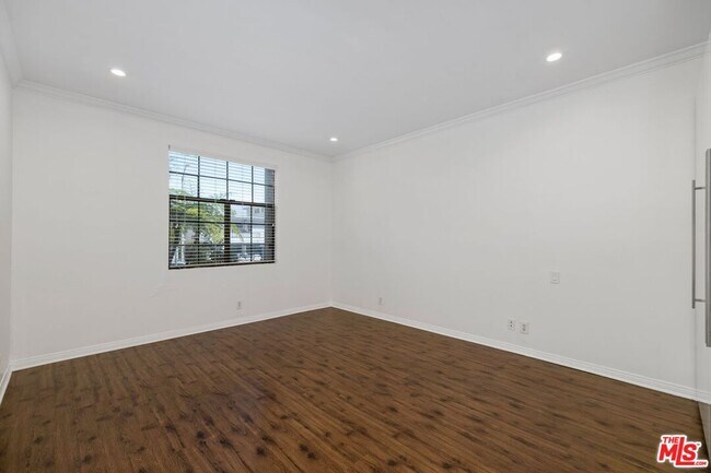 Building Photo - 2031 S Bentley Ave