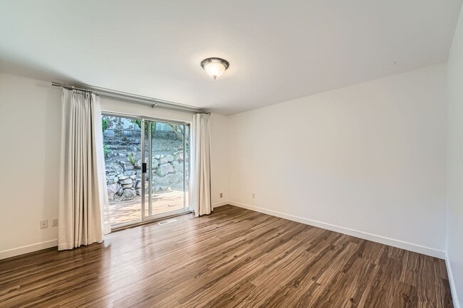 Building Photo - Beautiful Modern House Near Lake Hills and...