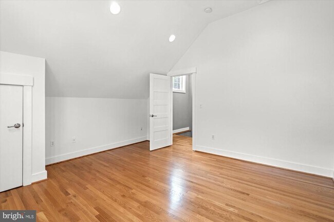 Building Photo - 700 Little St