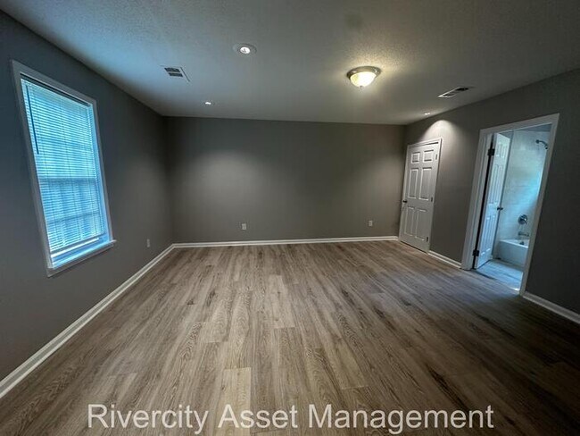 Building Photo - Your Perfect Home: Renovated 3 Bed, 2 Bath! Section 8 Friendly!! Westwood Area!!