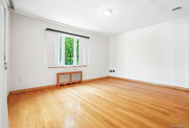 Building Photo - 77-16 Kew Forest Ln