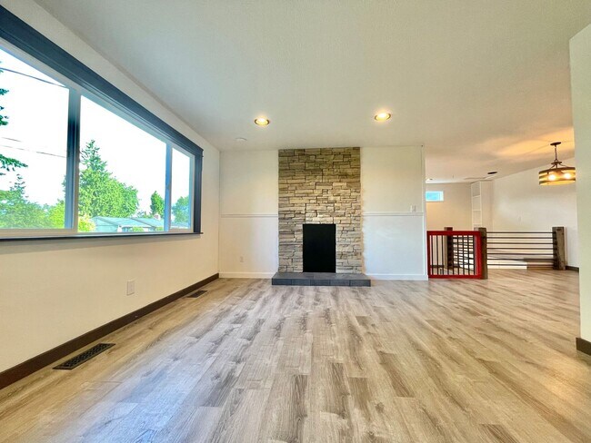Building Photo - 17606 33rd Pl W