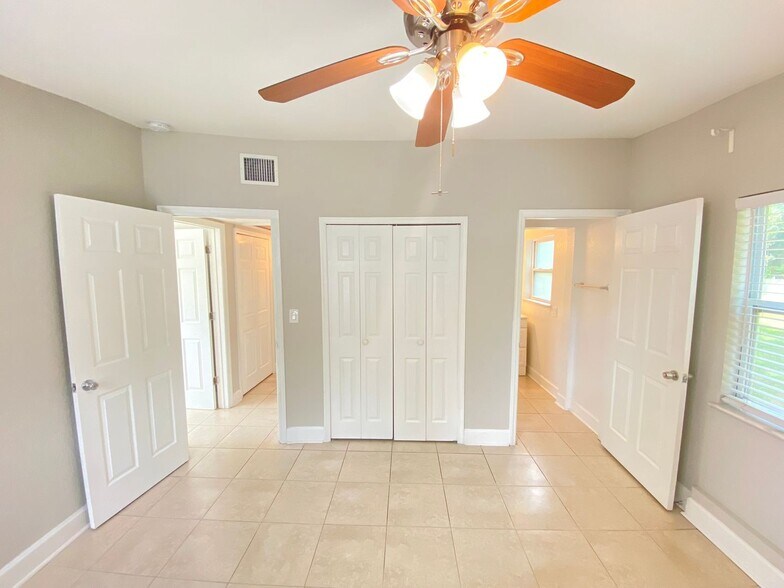 Building Photo - Available Now! 2/2 Bungalow near Downtown
