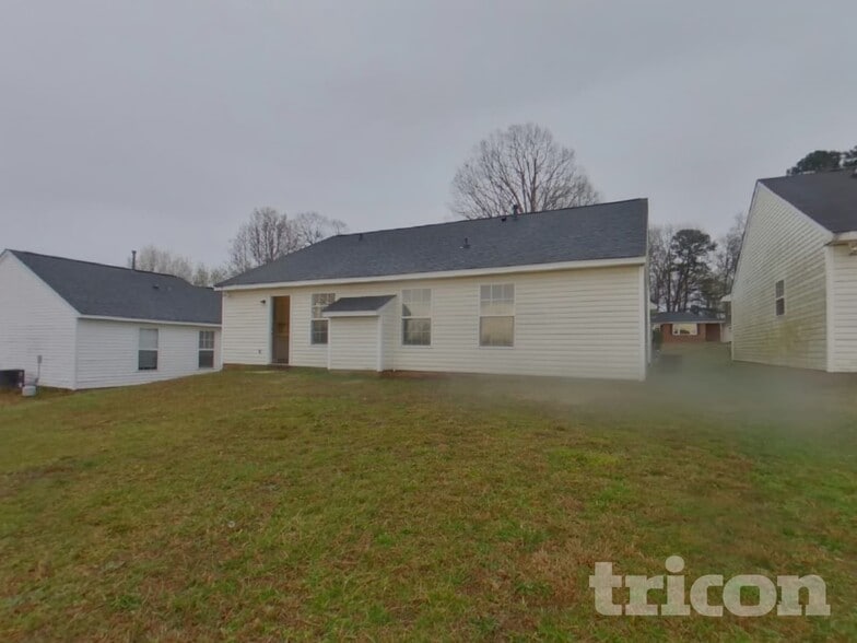 Building Photo - 7031 Red Bud Cir