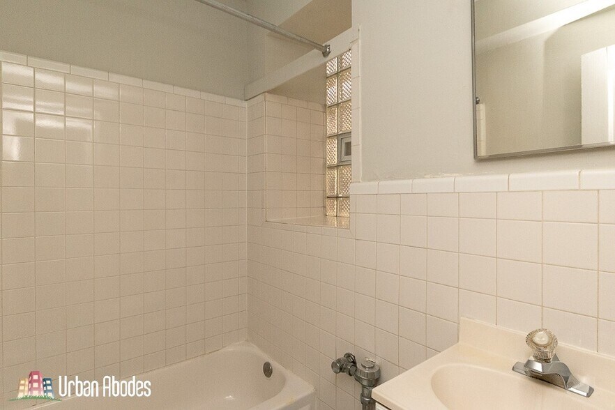 Building Photo - 533 W Roscoe St