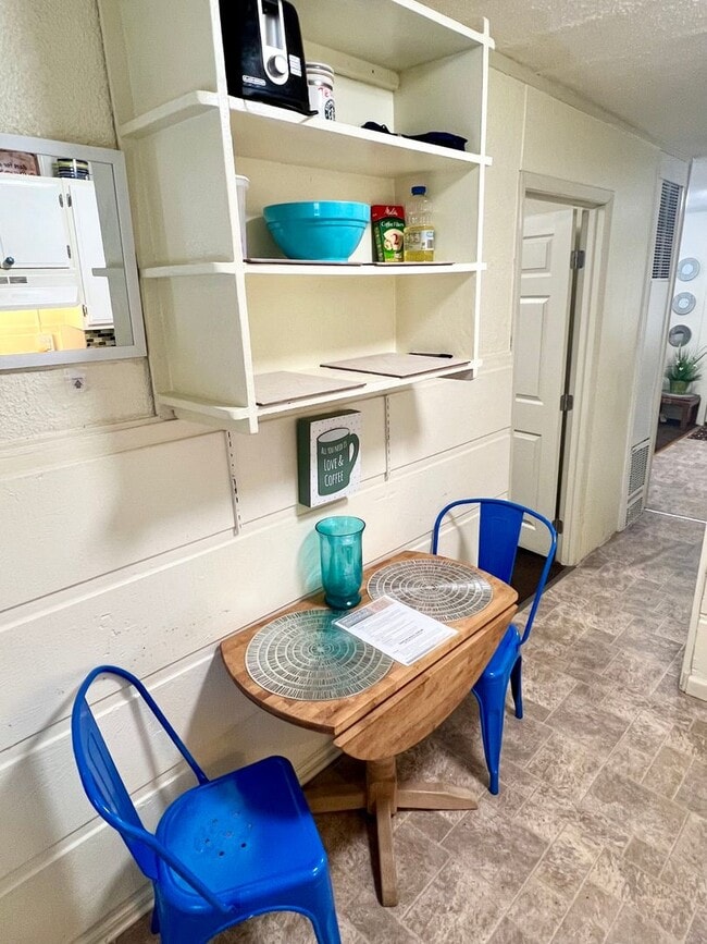 Building Photo - Clean Downtown One Bedroom Utilities Included