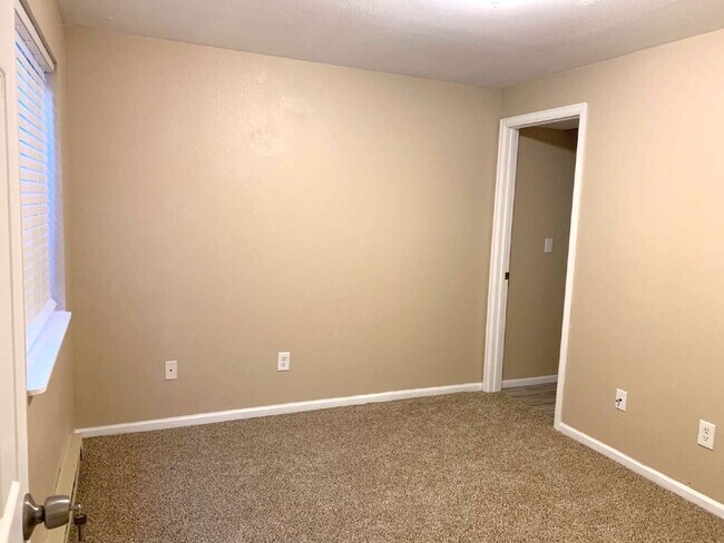 Building Photo - "Spacious 4-Bedroom Haven with 2 Full Baths in Prime Fort Collins Location!"