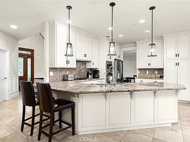Building Photo - Custom built home with an AMAZING resort l...