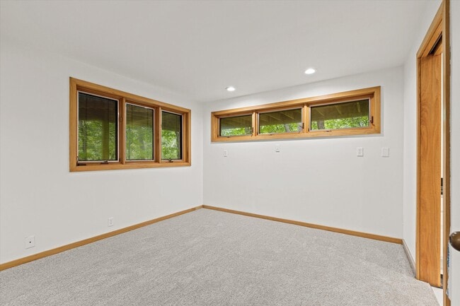 Building Photo - 1424 Bradford Dr