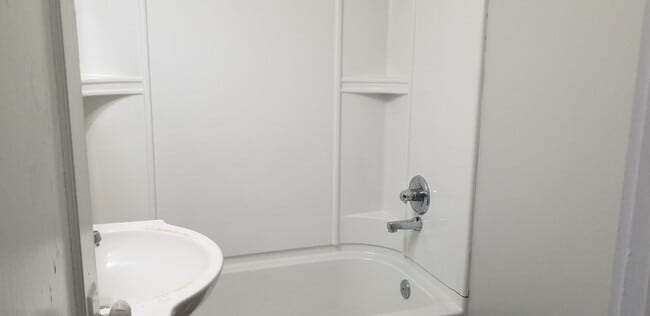 Building Photo - CLOSE TO RIVERSIDE PARK!  3br 1bath bungal...