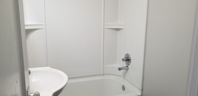 Building Photo - CLOSE TO RIVERSIDE PARK!  3br 1bath bungalow, fully remodeled with all new plank flooring, includ...