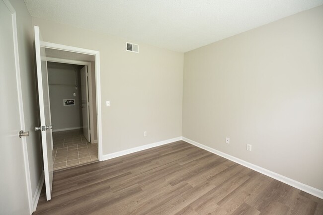 Building Photo - 2 Bed, 1 Bath Condo off Wendover Ave Green...