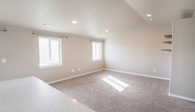 Building Photo - 3 Bedroom, 2 bathroom home on Sunnyside Hill!