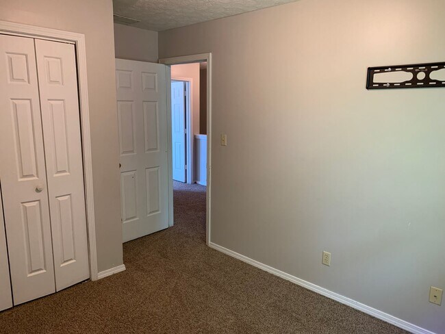 Building Photo - 3 bedroom, Spacious Townhouse: The Willows!